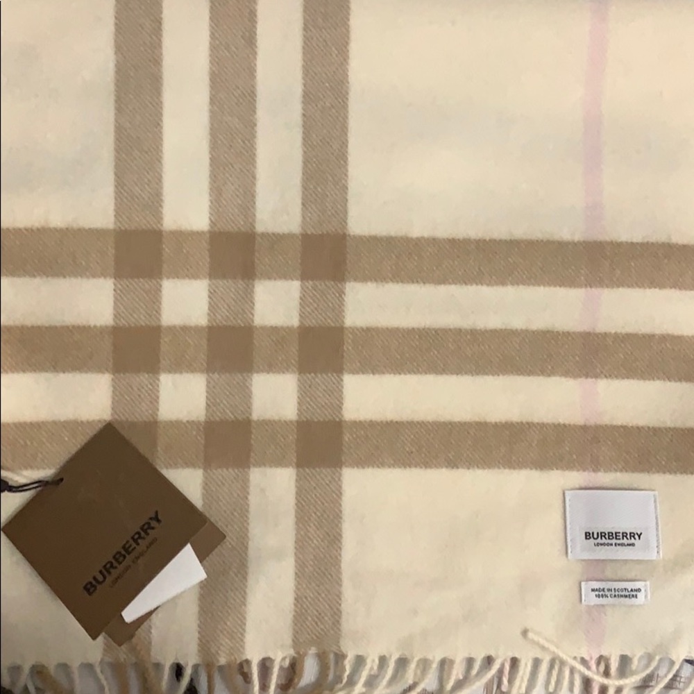 🌟🌟Sold🌟🌟🌟The Classic Check Cashmere Scarf